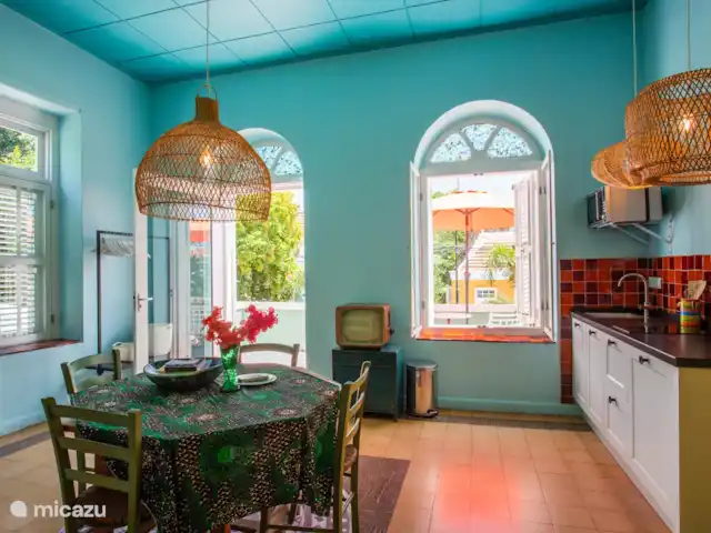 Appartement coloré à Otrabanda | Curaçao, Curaçao-Centre, Willemstad - maison de ville Cuisine et séjour et accès à la terrasse