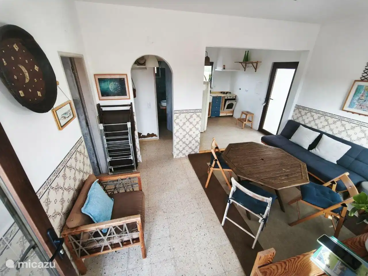 Das neue Wohnzimmer, das mit der Küche verbunden ist