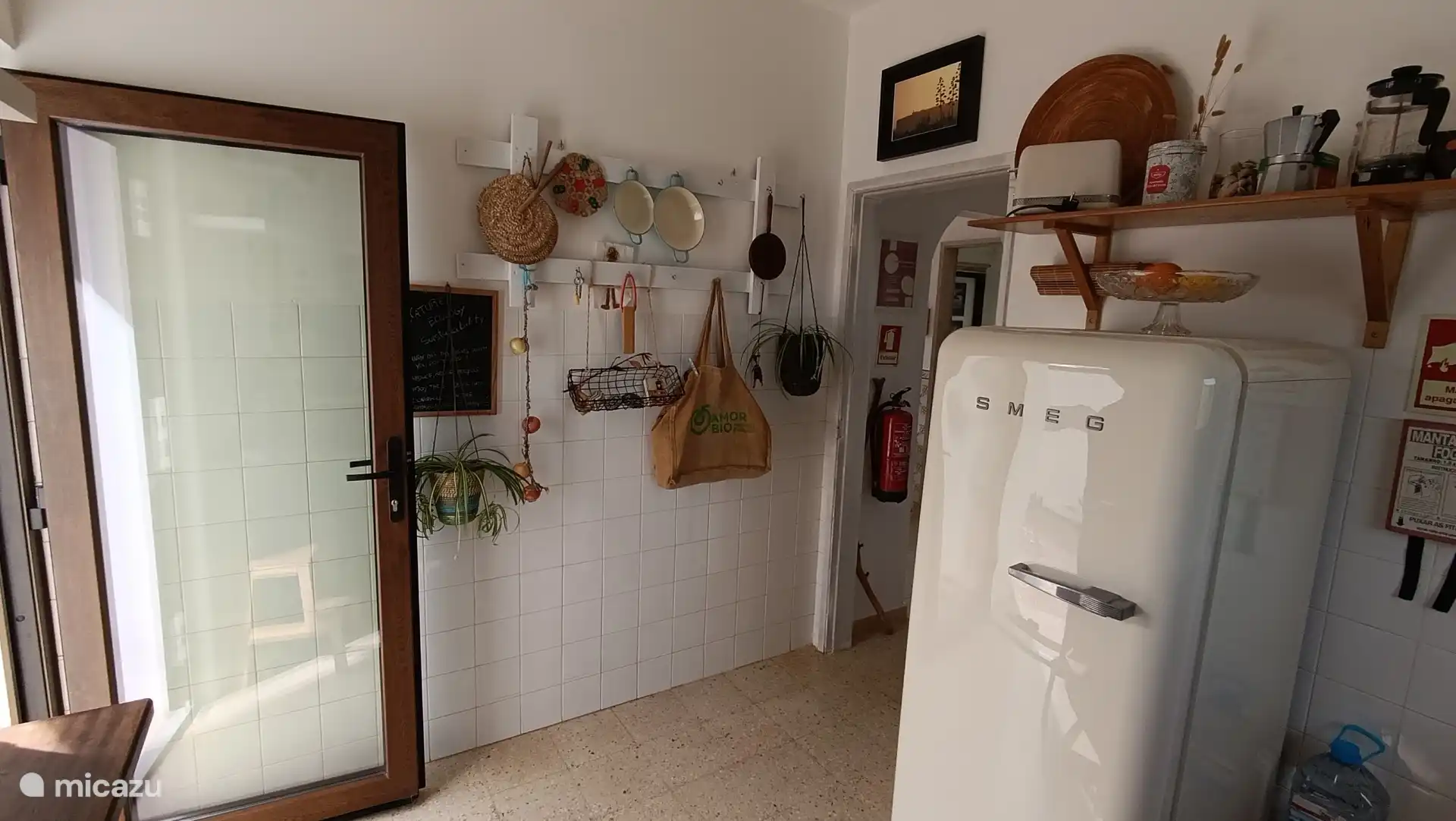 Puerta de la cocina, con entrada directa al patio trasero