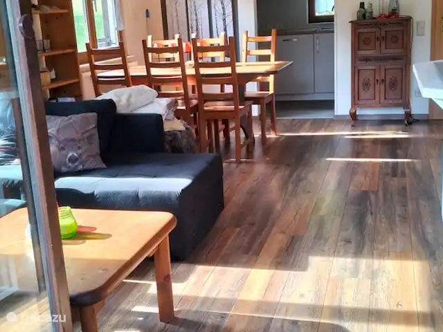 Seepark Kirchheim Huize Kok huren in Duitsland, Hessen, Reimboldshausen (Kirchheim) - vakantiehuis De woonkamer is gezellig met een elektrische open haard !