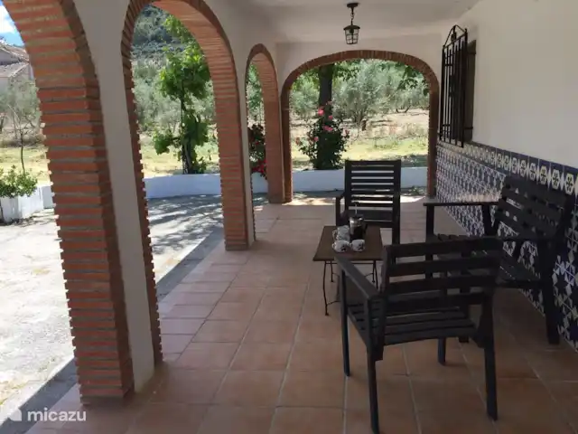 Villa Puente Romana en España, Andalucía, Montefrio  - villa almuerzo en la terraza