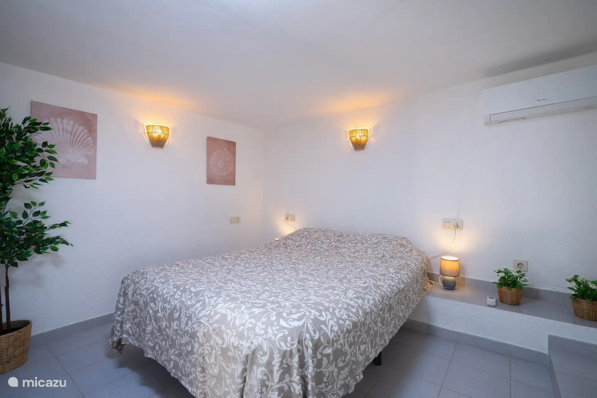 Vierde slaapkamer op de begane grond met ensuite badkamer