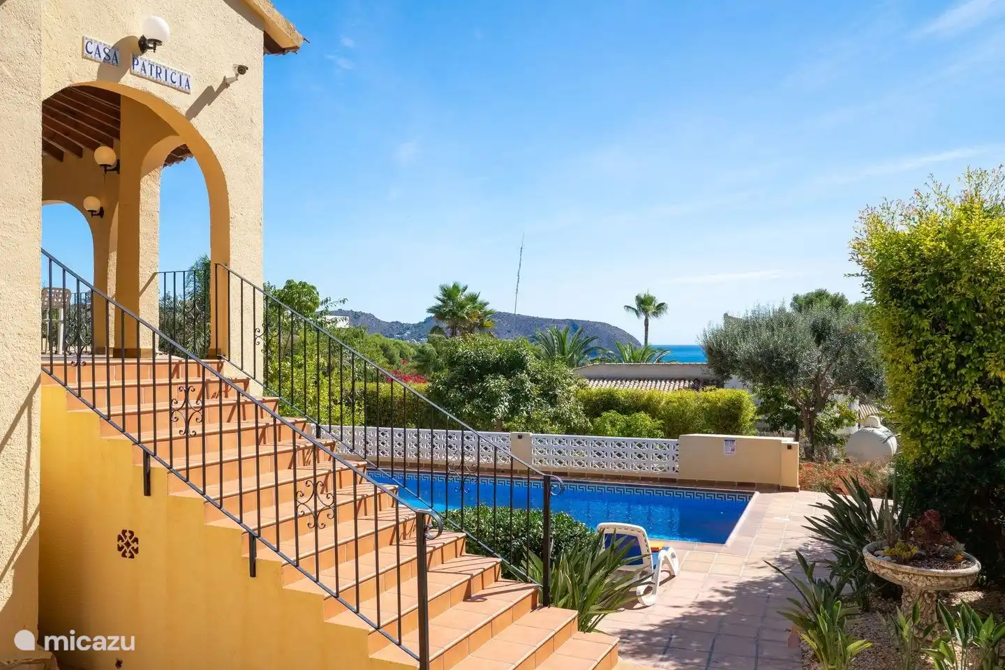 Im Garten der Villa Patricia befindet sich ein großer Swimmingpool