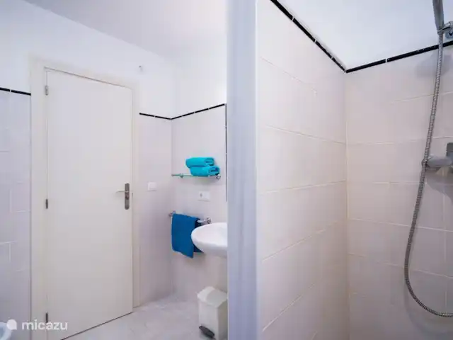 Villa Patricia | Moraire | 8 personnes | Espagne, Costa Blanca, Moraira - villa La salle de bain attenante de la chambre principale dispose d'une douche à l'italienne, d'un lavabo et de toilettes