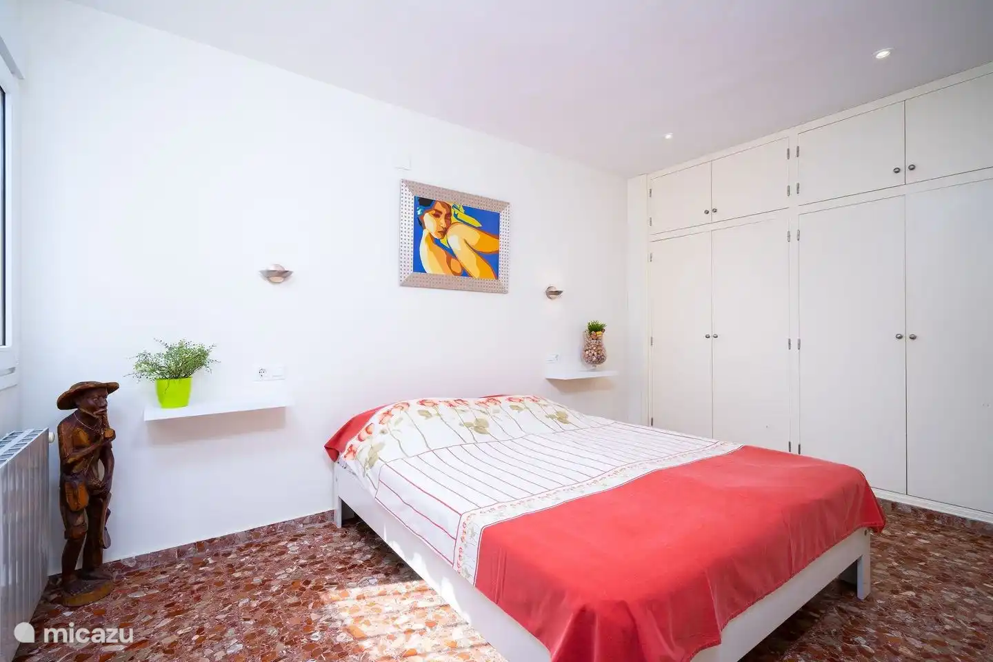 Das zweite Schlafzimmer verfügt über ein Bett von 160 x 200 Zentimetern und eine individuell regulierbare Klimaanlage