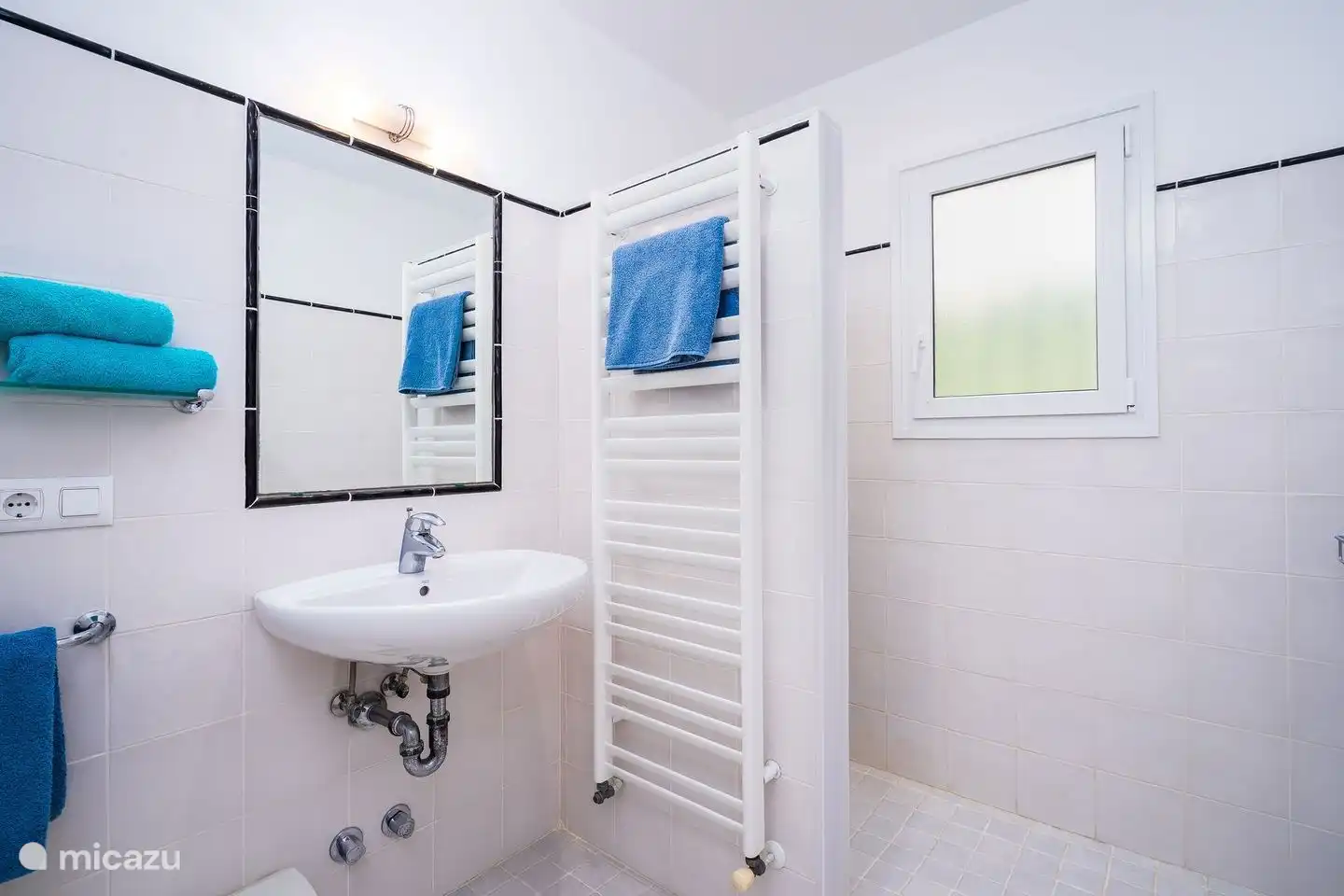 Das zweite Badezimmer wird mit Schlafzimmer 2 und 3 geteilt und verfügt über eine ebenerdige Dusche, Toilette und Waschbecken