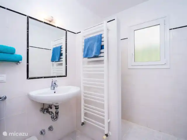Villa Patricia | Moraire | 8 personnes | Espagne, Costa Blanca, Moraira - villa La deuxième salle de bain est partagée avec les chambres 2 et 3 et dispose d'une douche à l'italienne, de toilettes et d'un lavabo