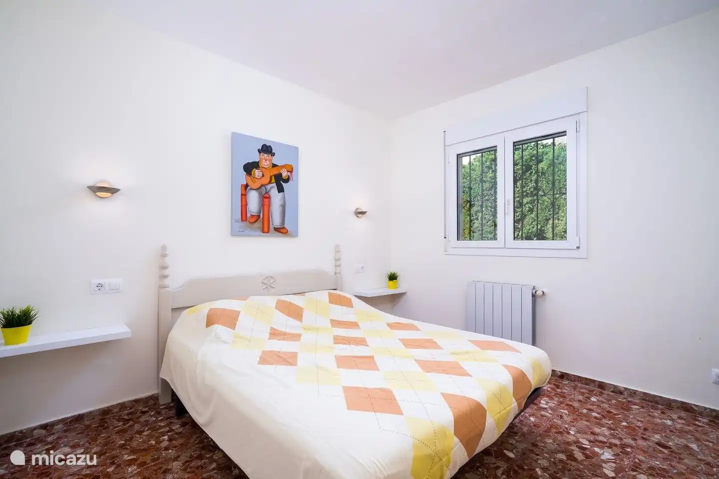 Das dritte Schlafzimmer verfügt über eine individuell regulierbare Klimaanlage und ein Bett von 150 x 190 Zentimetern