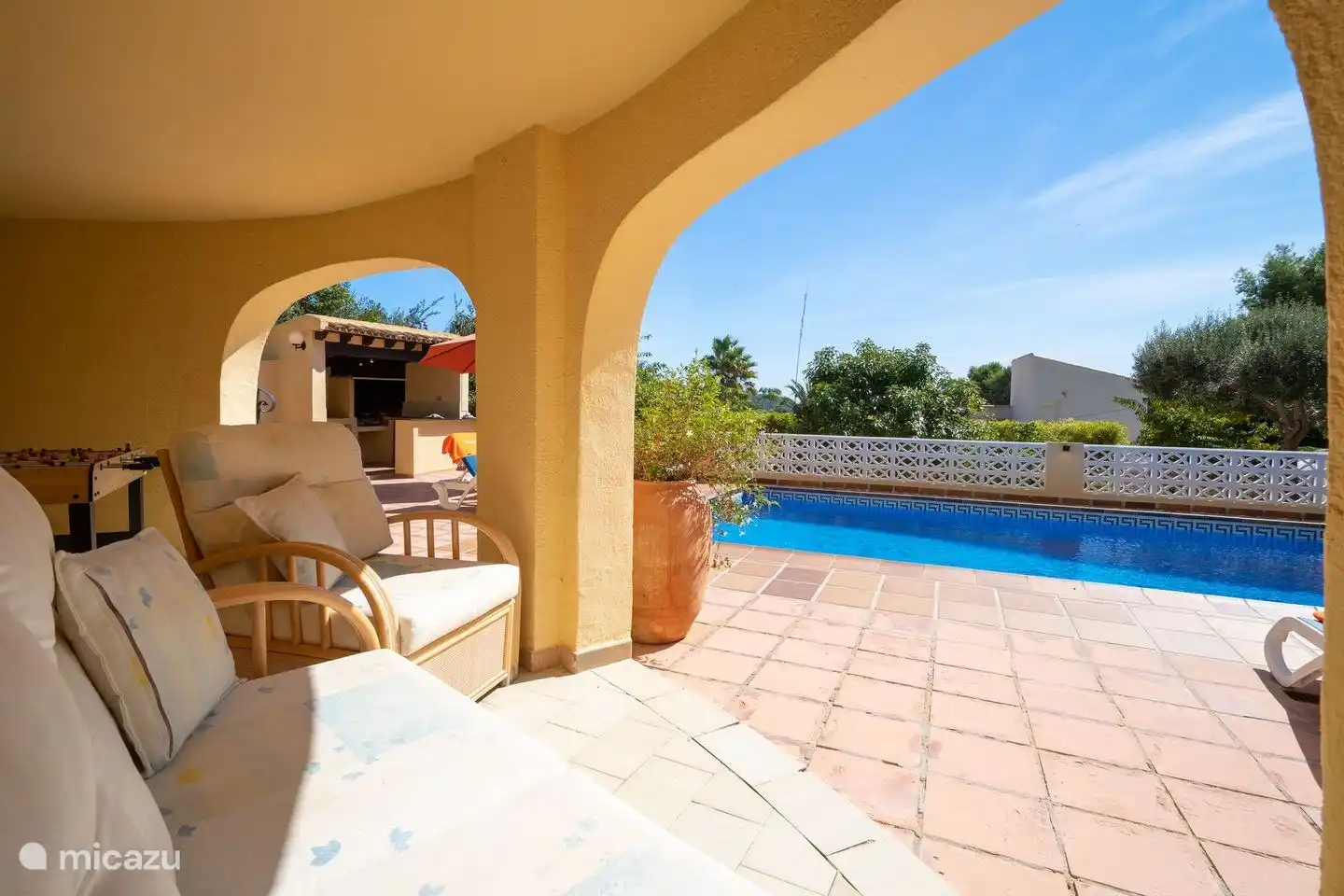 Der private Pool verfügt über eine überdachte Terrasse