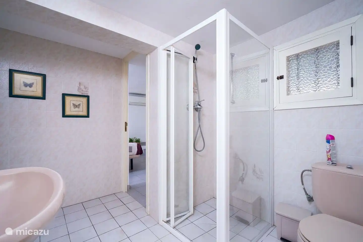 Das Badezimmer des vierten Schlafzimmers verfügt über eine Dusche, eine Toilette und ein Waschbecken