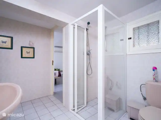 Villa Patricia | Moraire | 8 personnes | Espagne, Costa Blanca, Moraira - villa La salle de bain attenante de la quatrième chambre a une douche, des toilettes et un lavabo