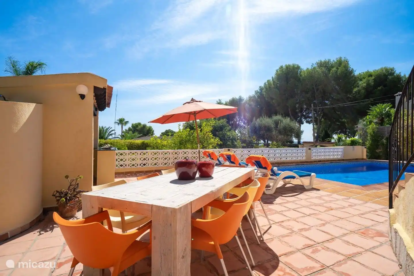 Im Garten der Villa Patricia steht ein großer Esstisch