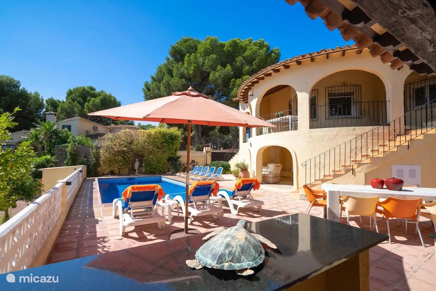 Der Grillplatz bietet einen schönen Blick auf den privaten Pool