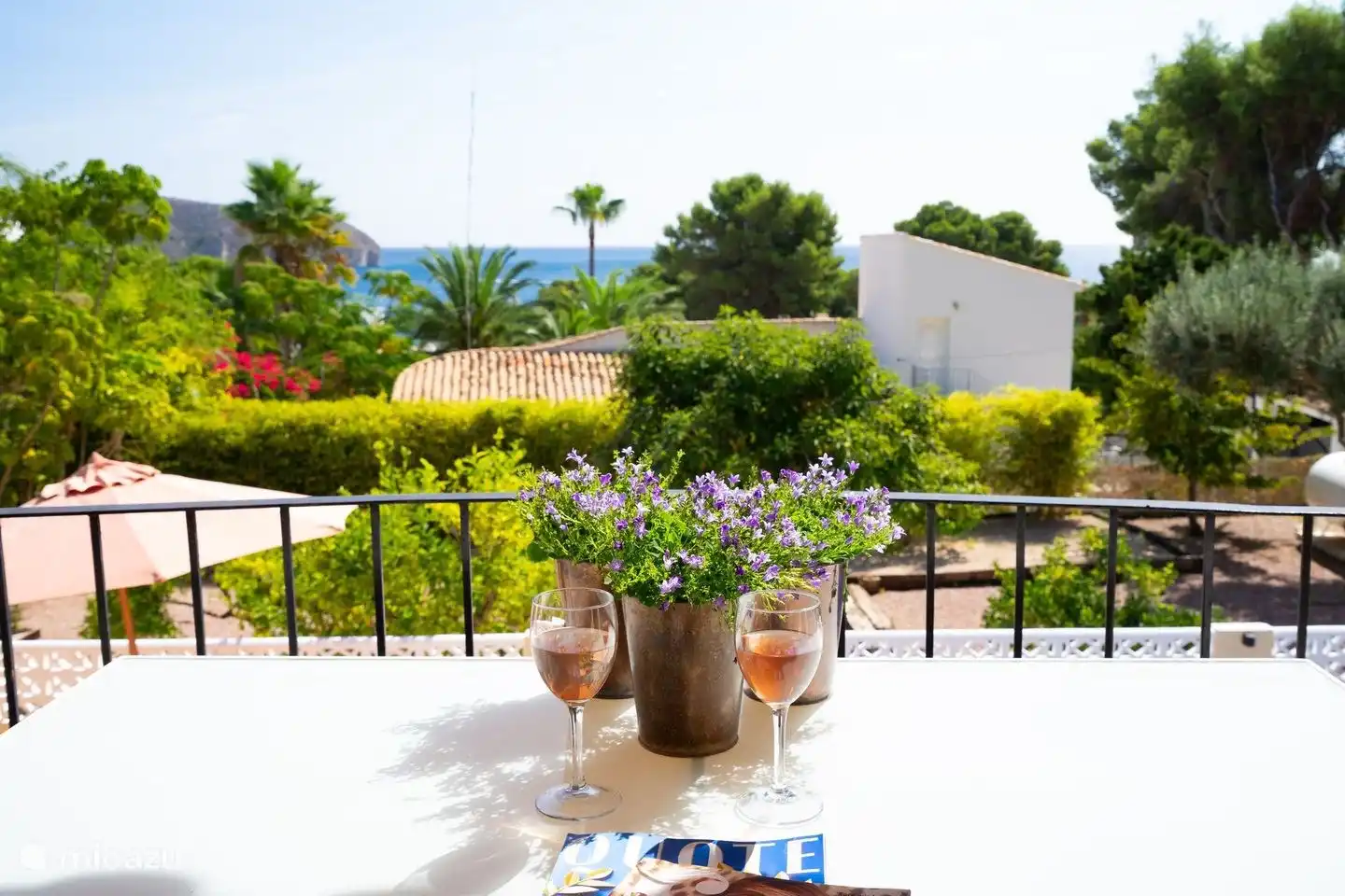 Von der überdachten Terrasse hat Villa Patricia einen wunderschönen Meerblick