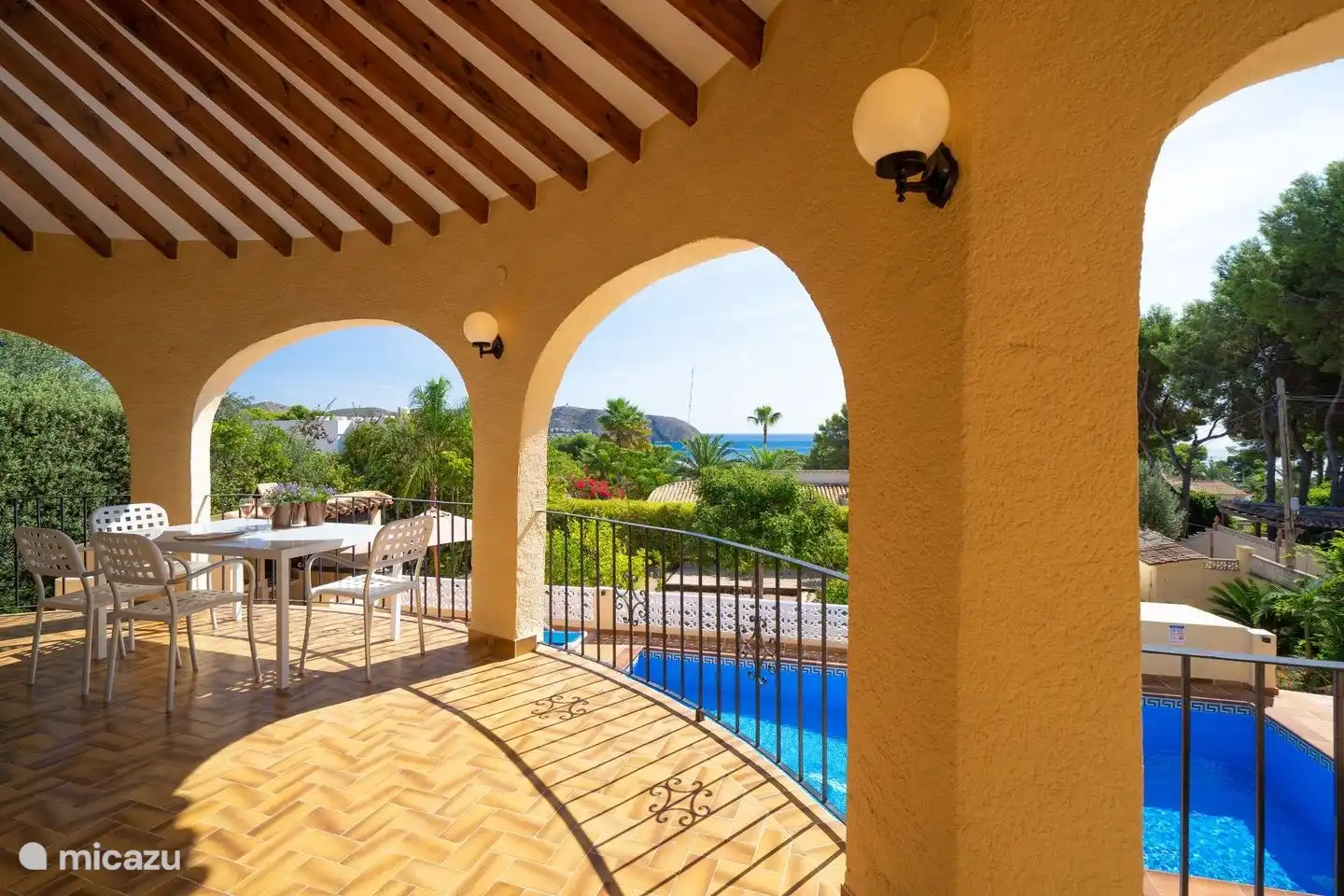 Die überdachte Terrasse der Villa Patricia ist geräumig und bietet einen wunderschönen Meerblick