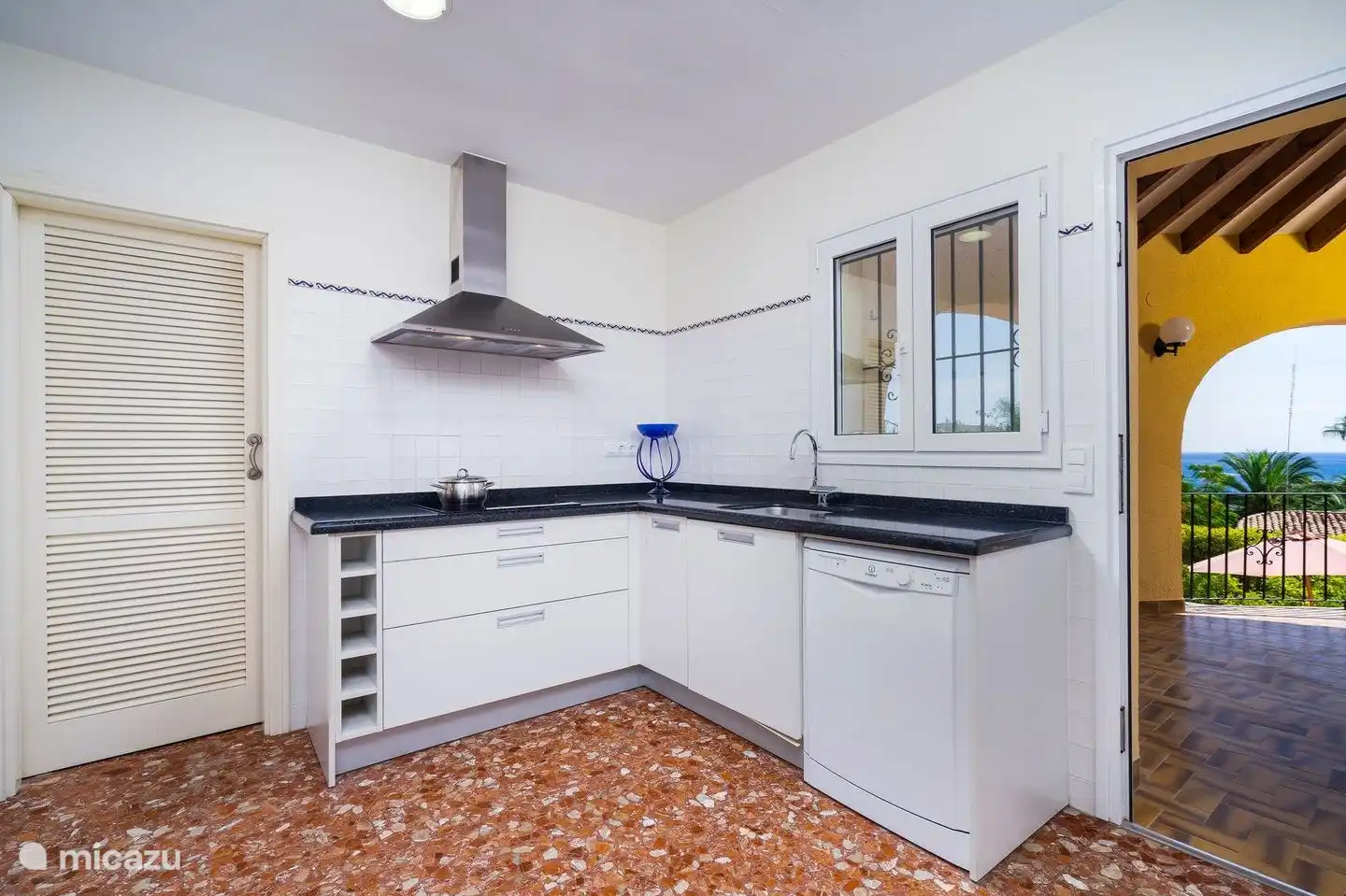 Von der kompletten Küche der Villa Patricia aus hat man sogar Meerblick