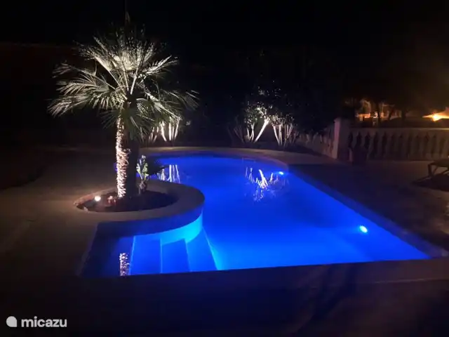 Casa Els Pins met verwarmd zwembad huren in Spanje, Costa Brava, Blanes - villa Zwembad in de avond