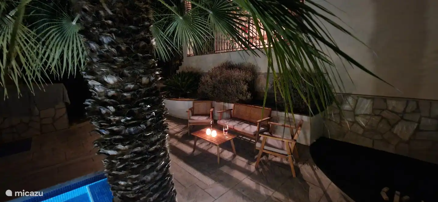 Zitje bij zwembad 's avonds