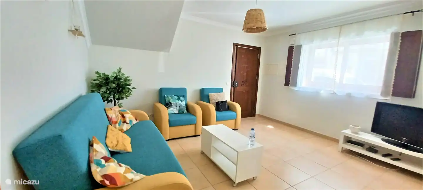 Wohnzimmer mit Schlafsofa