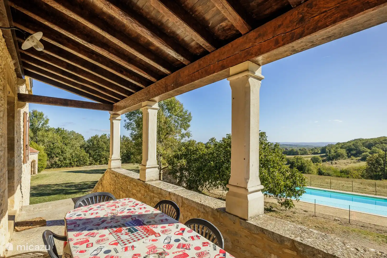 Von der Veranda aus Blick über den Pool und das Tal