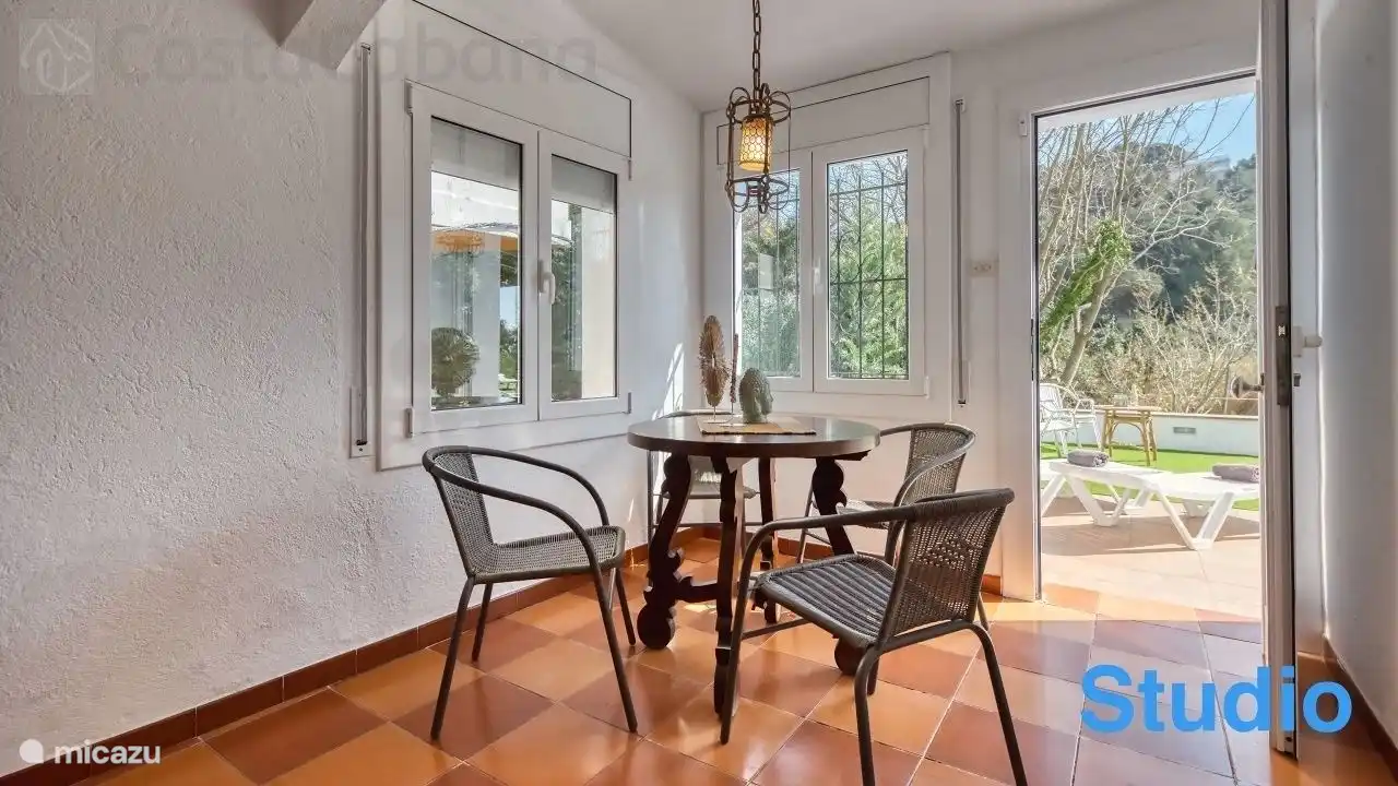 La Villa Pilar est parfaitement située à seulement 5 minutes du centre de Lloret de Mar et de la plage !