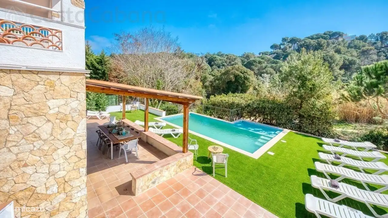 La Villa Pilar est parfaitement située à seulement 5 minutes du centre de Lloret de Mar et de la plage !