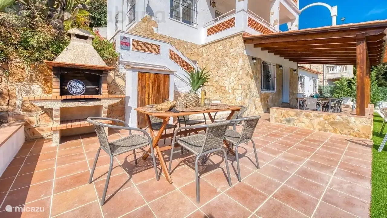 La Villa Pilar est parfaitement située à seulement 5 minutes du centre de Lloret de Mar et de la plage !