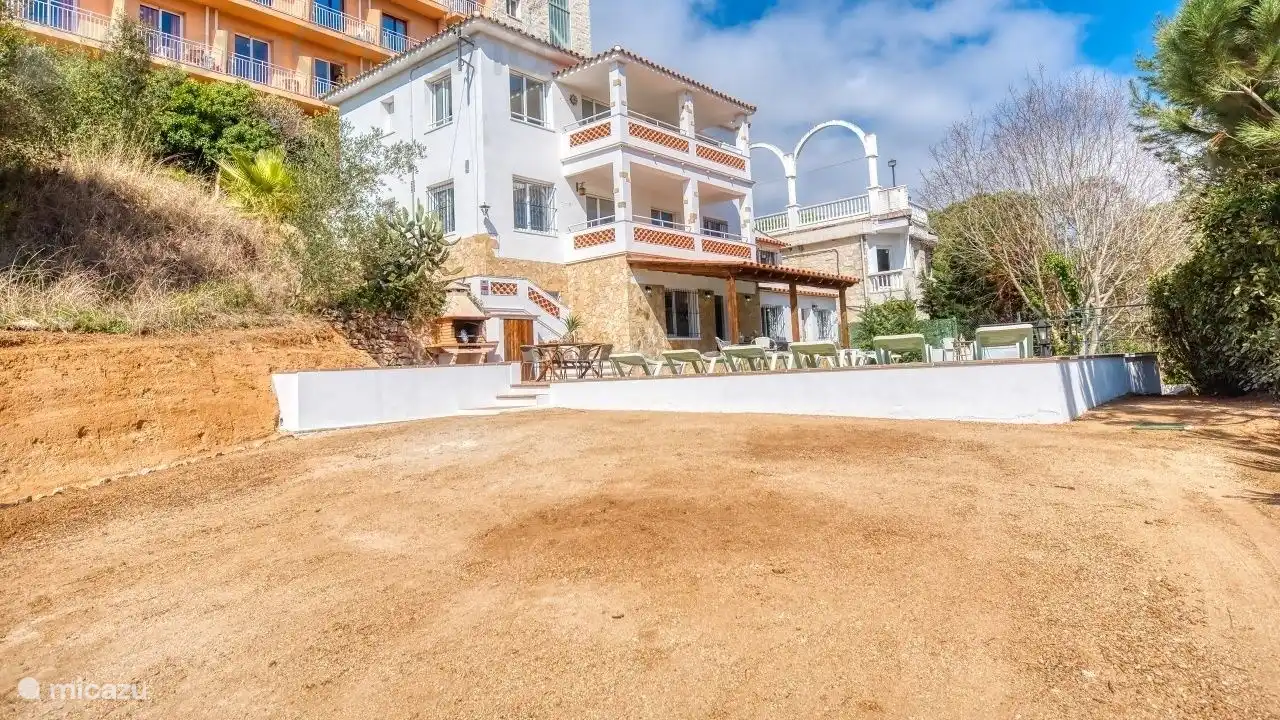La Villa Pilar est parfaitement située à seulement 5 minutes du centre de Lloret de Mar et de la plage !