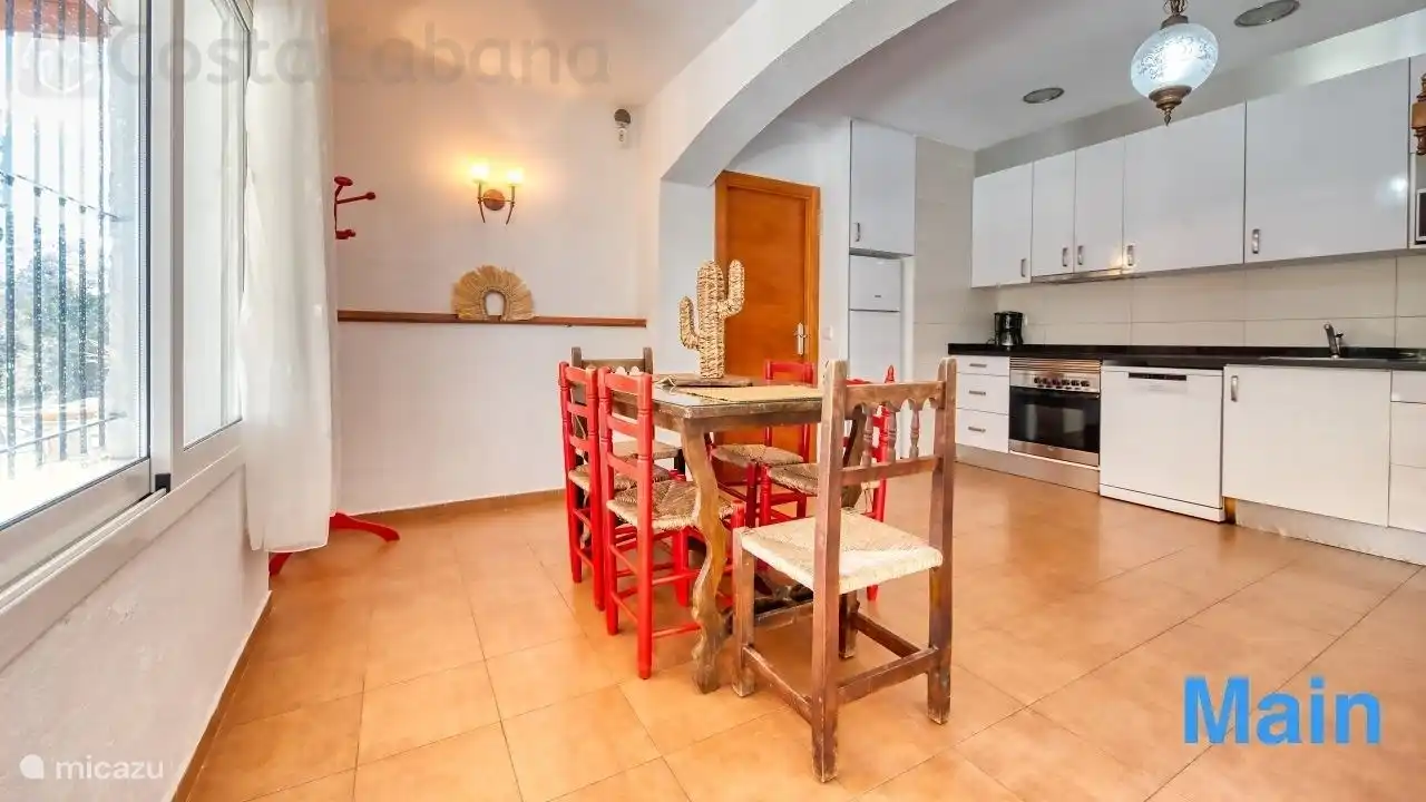 La Villa Pilar est parfaitement située à seulement 5 minutes du centre de Lloret de Mar et de la plage !