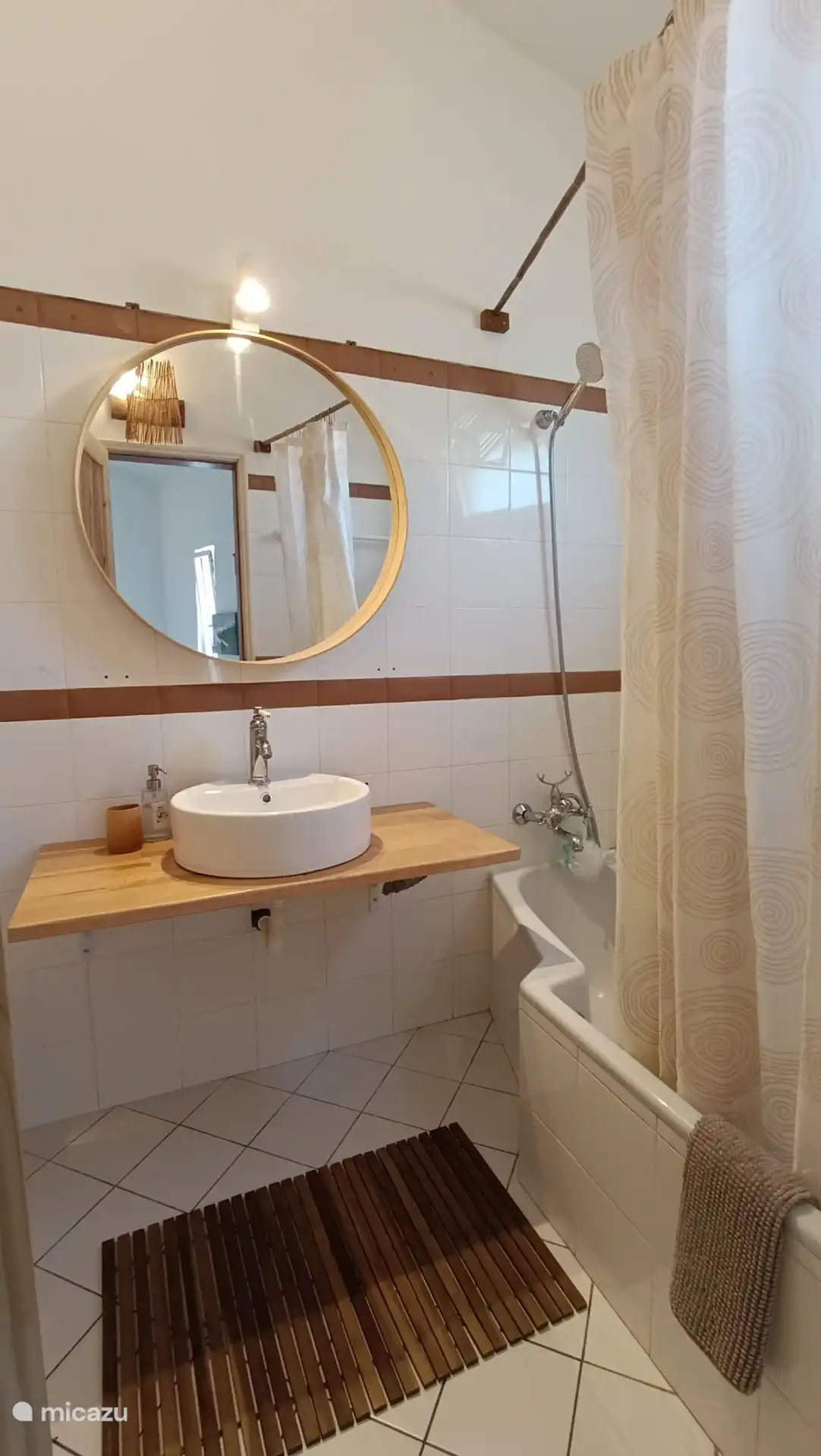 WC mit Badewanne und Dusche