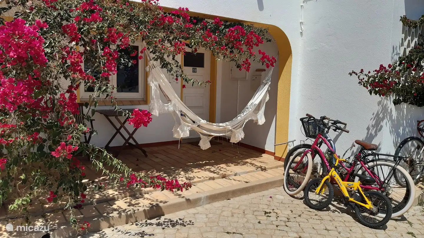 Eine Hängematte zum Entspannen, hier oben auf dem Balkon