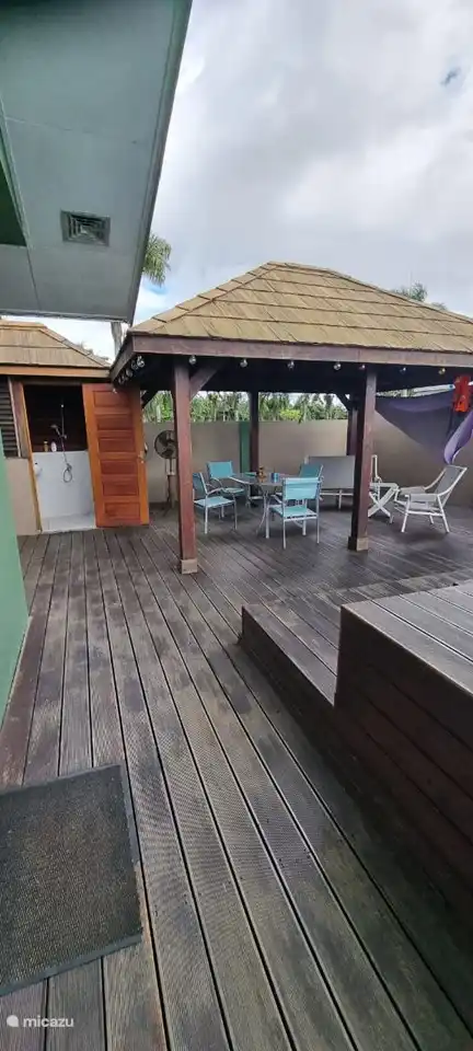 Cabana mit Lounge-Set, Tisch im Freien mit 4 Stühlen