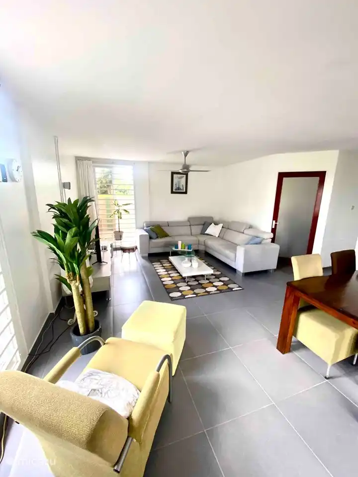 Luxuriöses Wohnzimmer mit allen Annehmlichkeiten