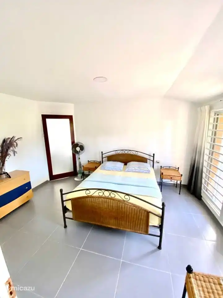 Queensize-Bett mit den Maßen 160 x 200 cm