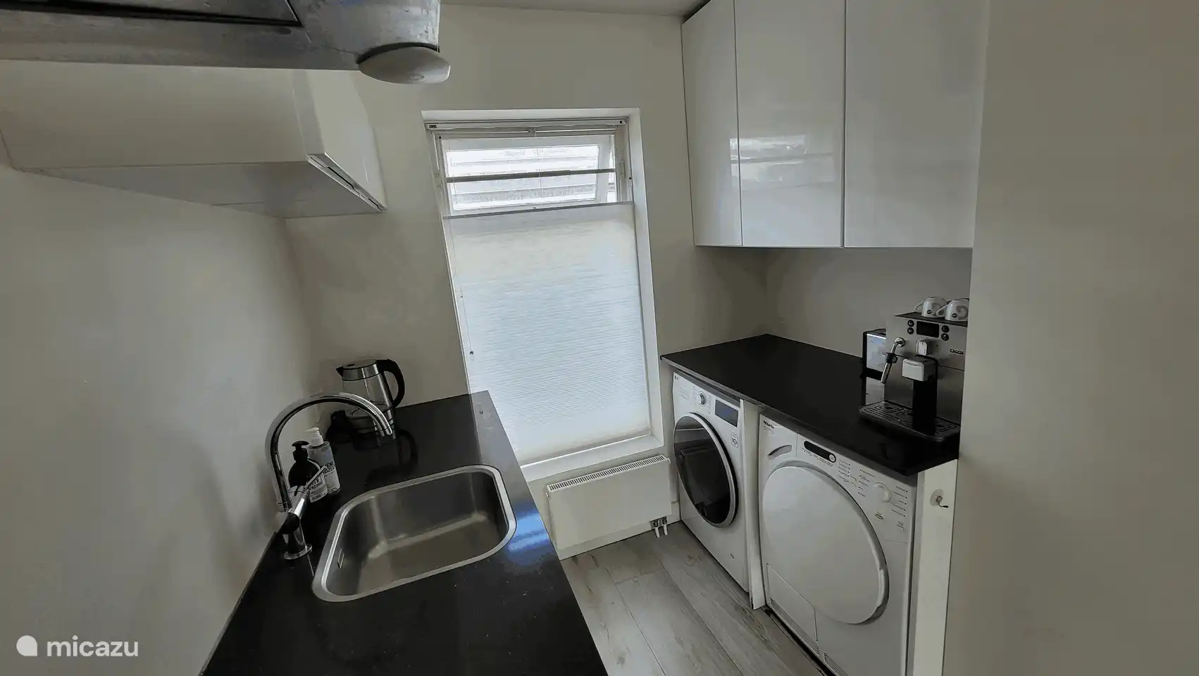 Küche mit Waschmaschine und Trockner