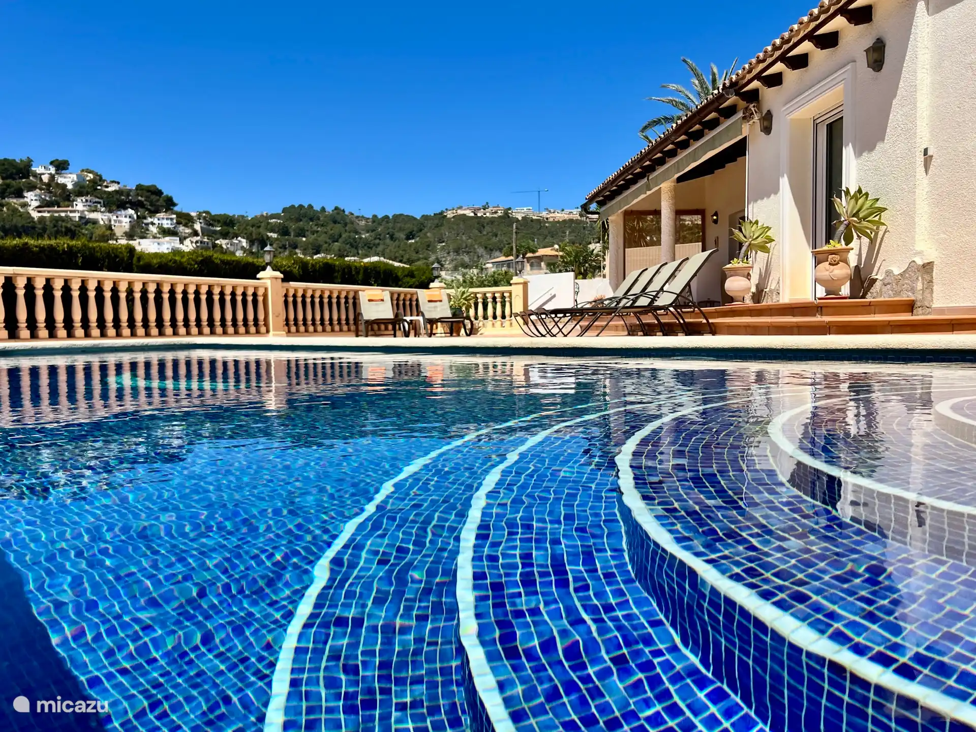 Die Villa verfügt über einen großen Garten mit Sonnenliege und ein privates Schwimmbad.