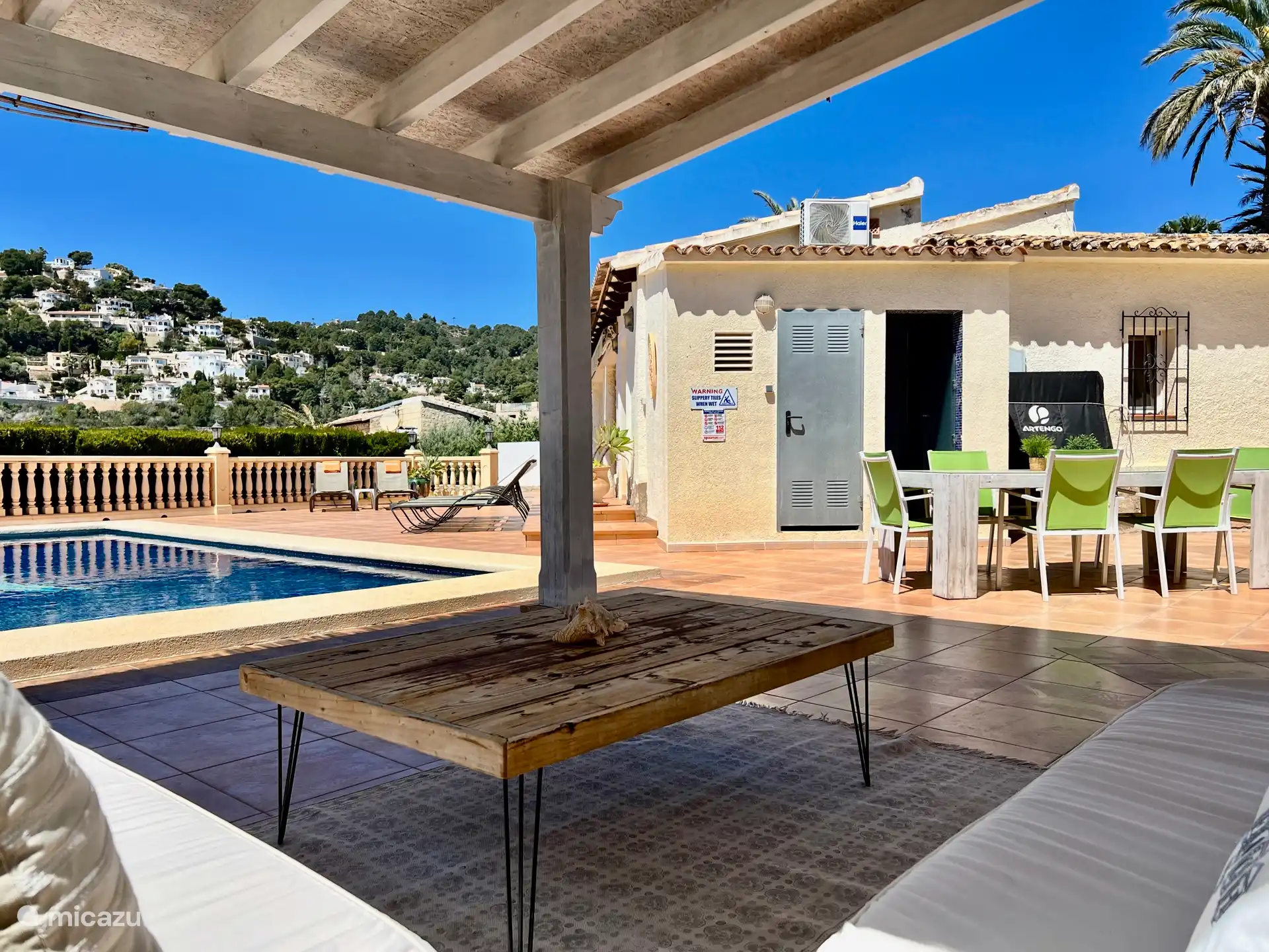Die Villa Maia in Moraira verfügt über einen schönen Loungebereich im Schatten mit Blick auf die Berge.