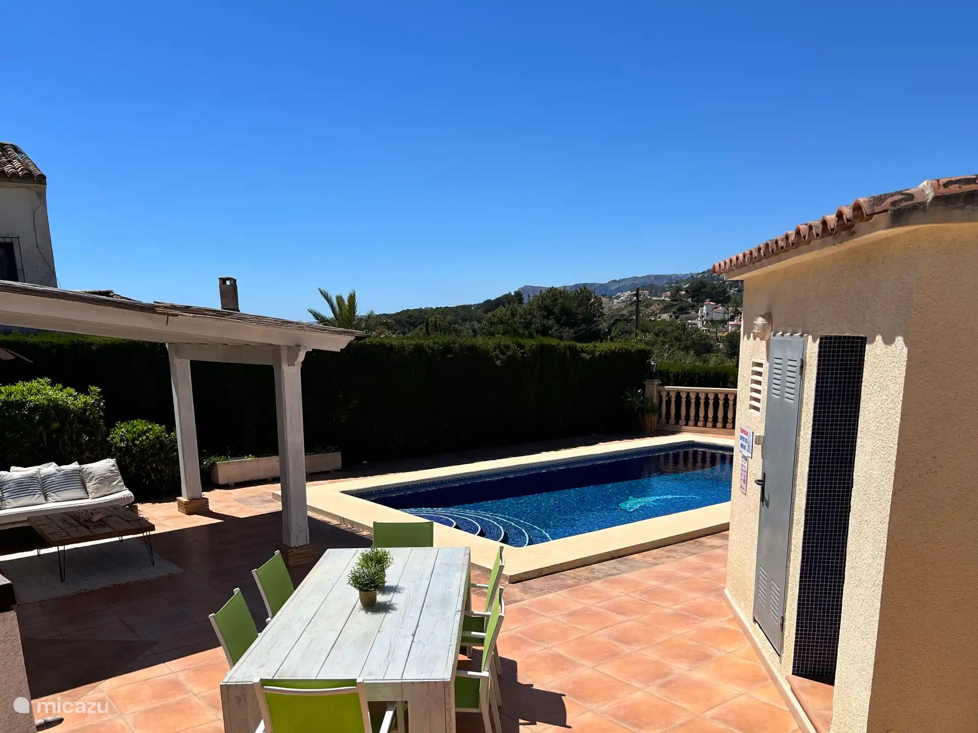 Der großzügige Garten der Villa Maia verfügt über ein privates Schwimmbecken und mehrere Sitzbereiche in Sonne und Schatten.