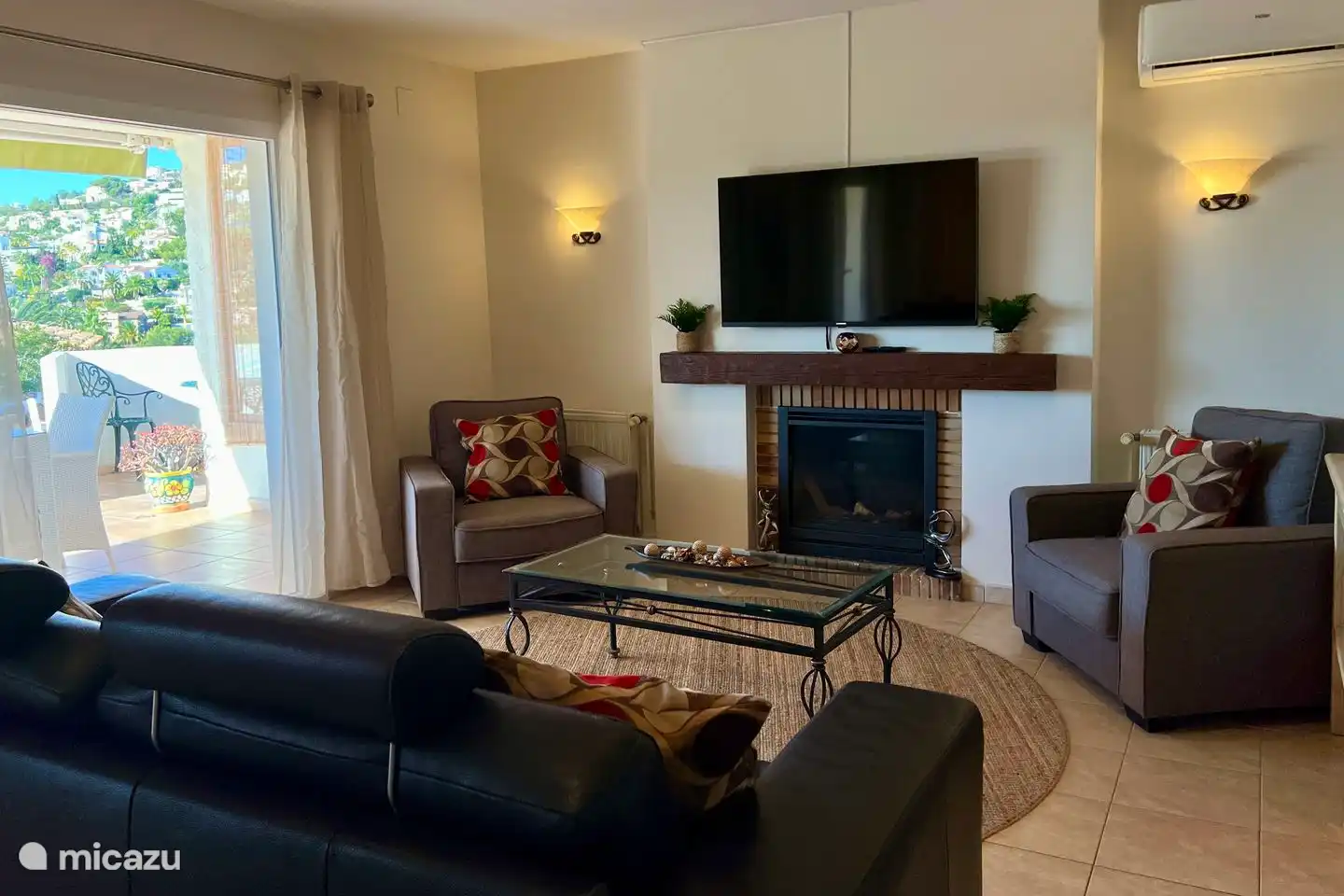 Gemütliches Wohnzimmer der Villa Maia mit wunderschöner Aussicht auf die Berge.