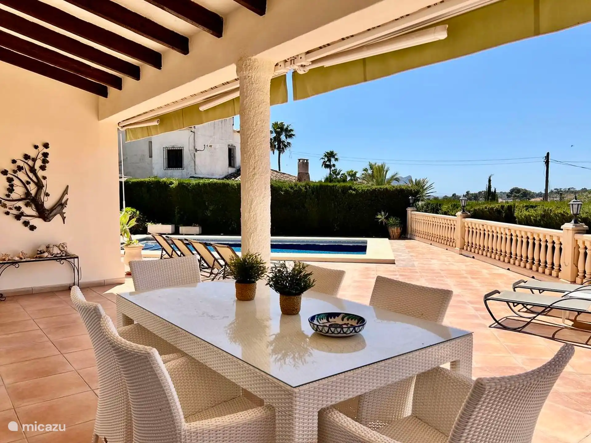 Die überdachte Terrasse vor der Villa bietet einen wunderschönen Blick auf das private Becken.