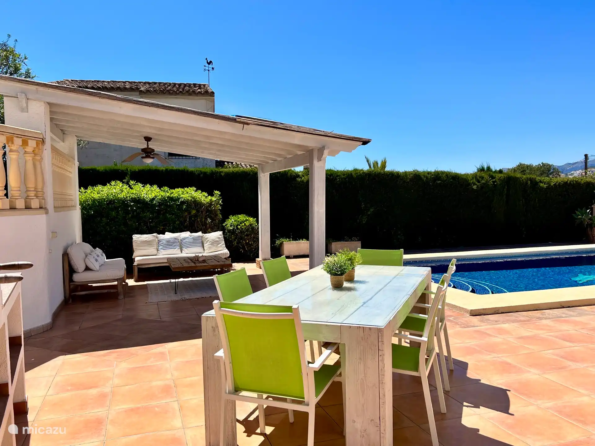 Der großzügige Garten der Villa Maia verfügt über einen festen Grill, ein privates Schwimmbad und mehrere Sitzbereiche im Garten.