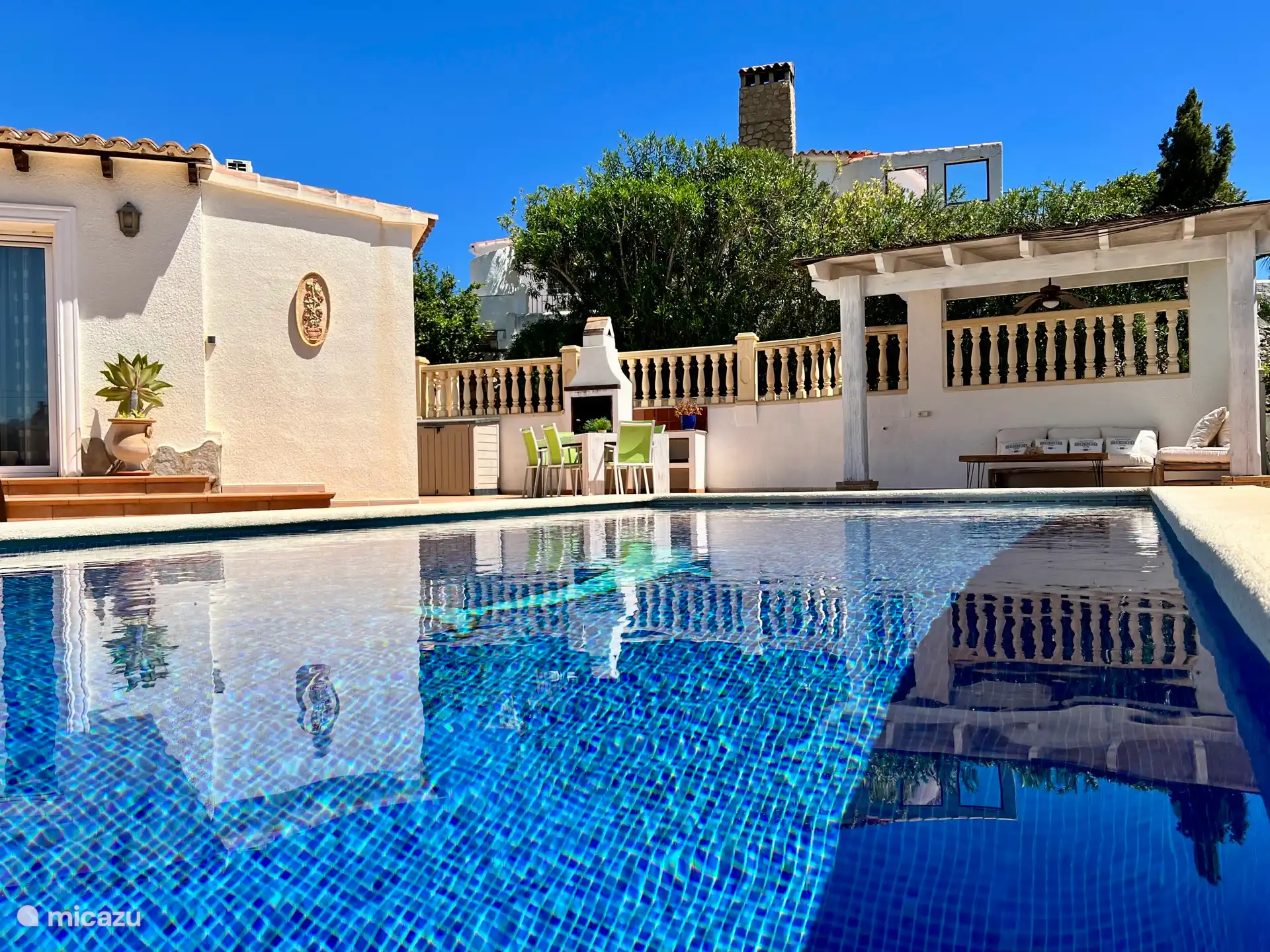 Die Villa Maia in Moraira verfügt über einen großzügigen Garten rund um die Villa und ein privates Schwimmbad.