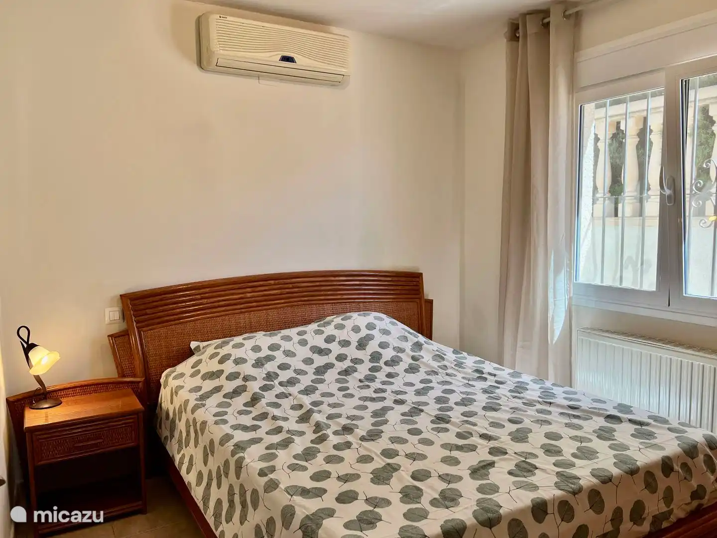 Das zweite Schlafzimmer von Villa Maia hat ein Bett von 160x200 cm und ein eigenes Badezimmer.