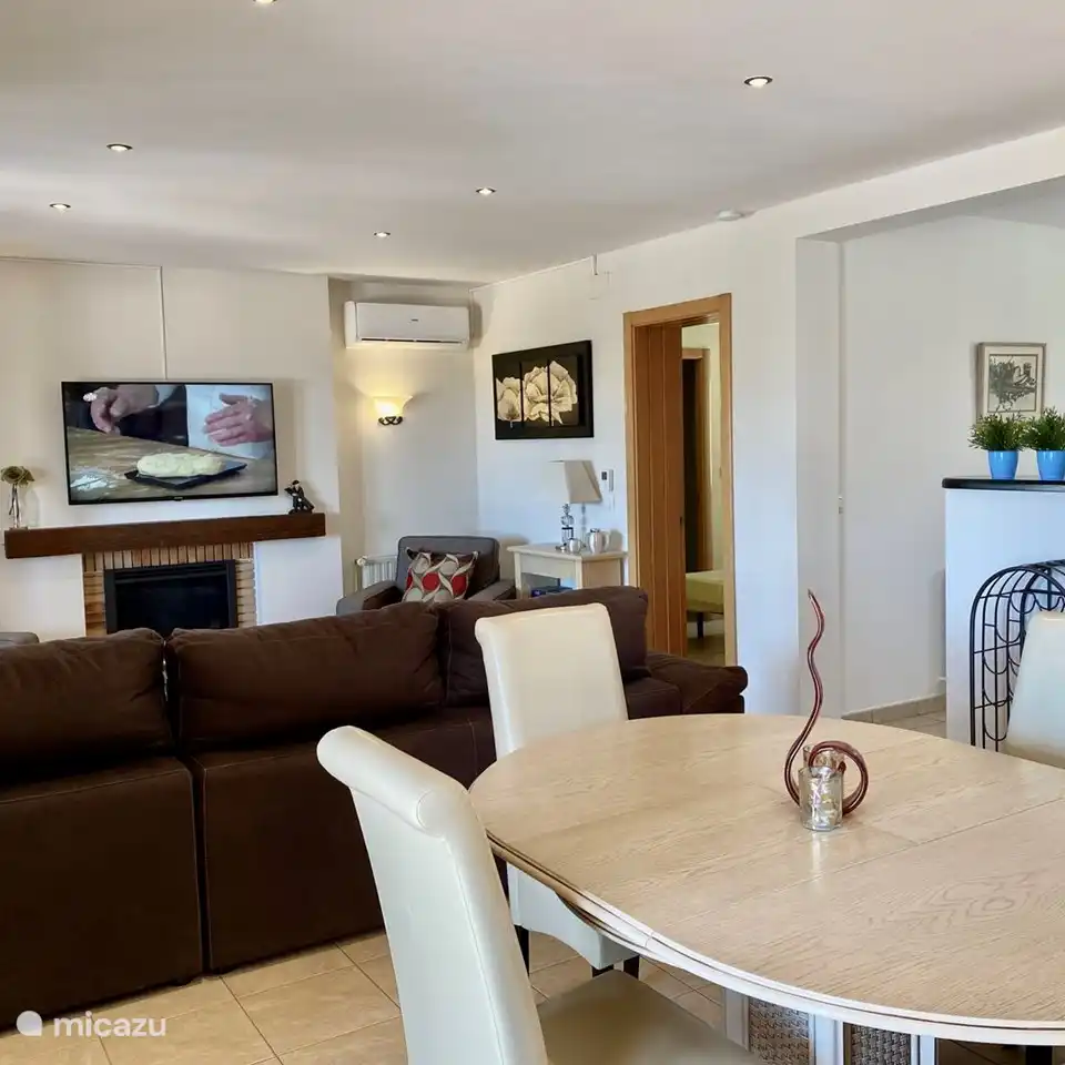 Das Wohnzimmer und das Esszimmer befinden sich in einem Raum.