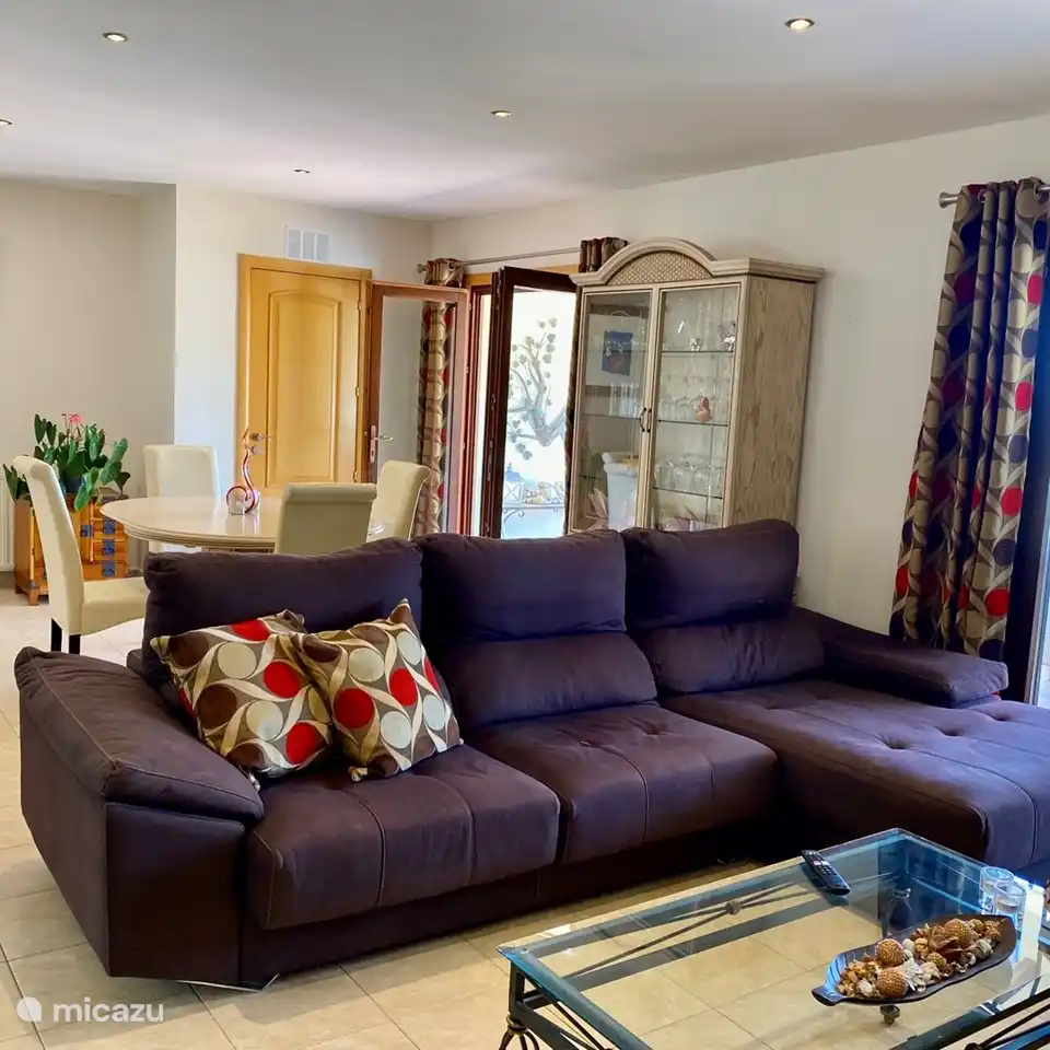 Das Wohnzimmer der Villa Maia ist gemütlich eingerichtet