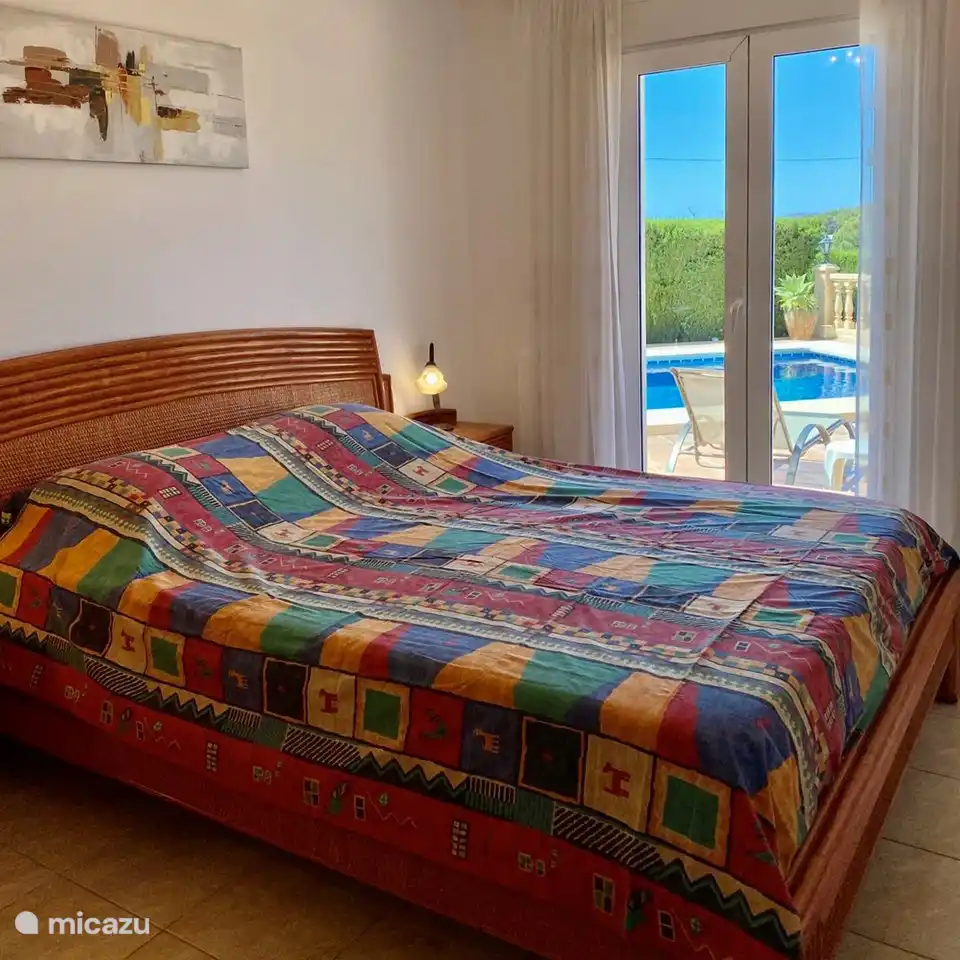 Das Hauptschlafzimmer der Villa Maia verfügt über ein Bett von 160 x 200 Zentimetern und Terrassentüren zur Terrasse