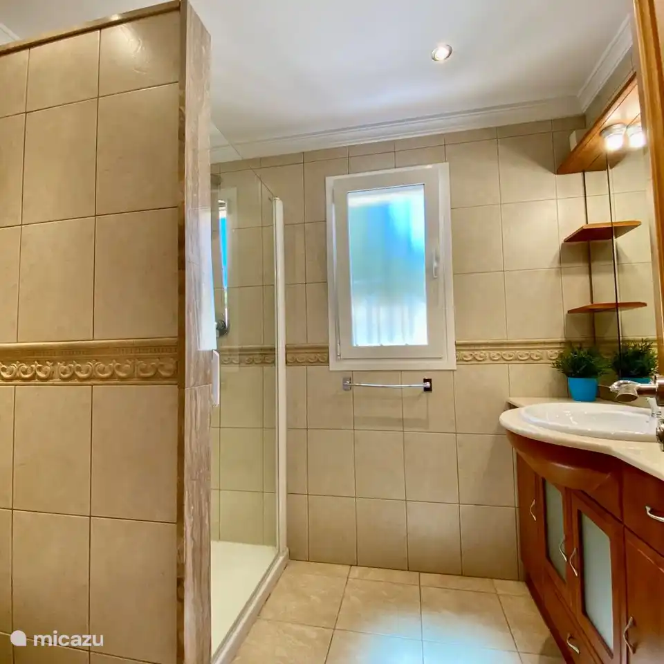 Das Badezimmer des Hauptschlafzimmers ist ensuite und verfügt über eine Dusche, eine Toilette und ein Waschbecken