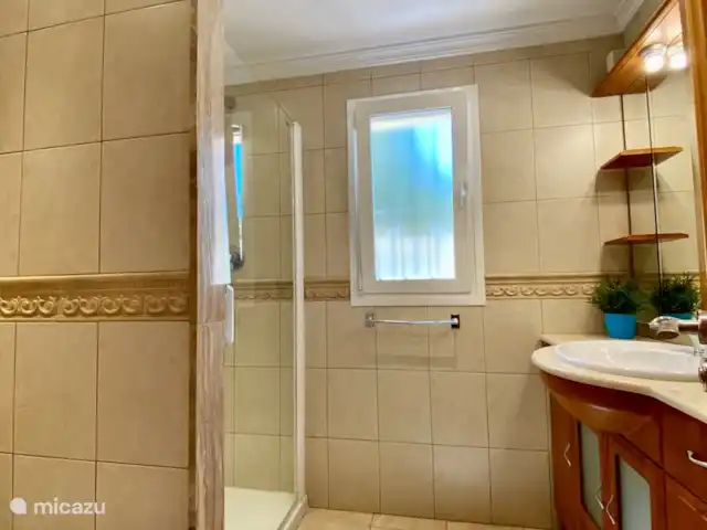 Villa Maya | Moraire | 6 personnes | Espagne, Costa Blanca, Moraira - villa La salle de bain de la chambre principale est attenante et dispose d'une douche, de toilettes et d'un lavabo