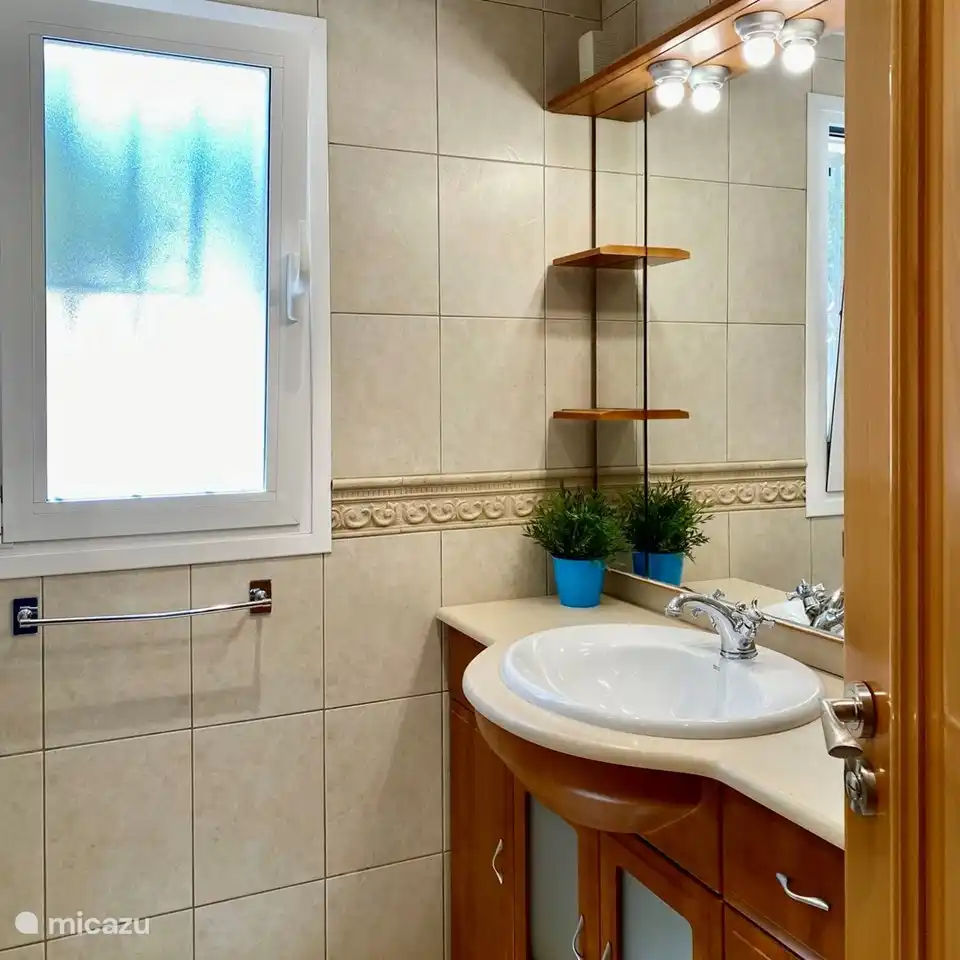 Das Badezimmer des Hauptschlafzimmers ist ensuite und verfügt über eine Dusche, eine Toilette und ein Waschbecken