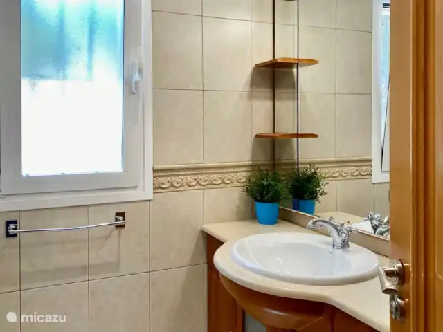 Villa Maya | Moraire | 6 personnes | Espagne, Costa Blanca, Moraira - villa La salle de bain de la chambre principale est attenante et dispose d'une douche, de toilettes et d'un lavabo